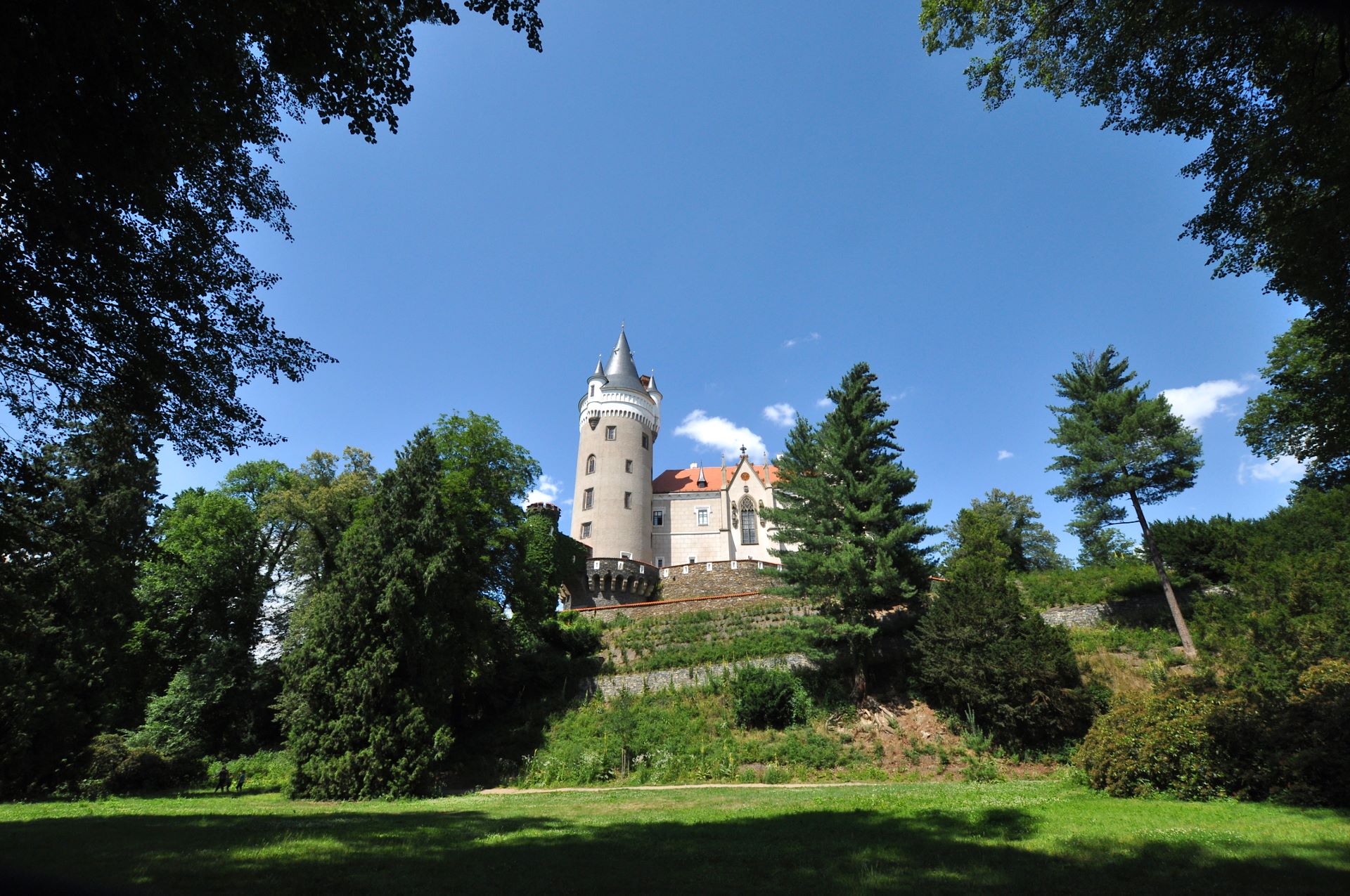 Zámek Žleby (deutsch Schleb) (Photo license: CC BY 2.0)